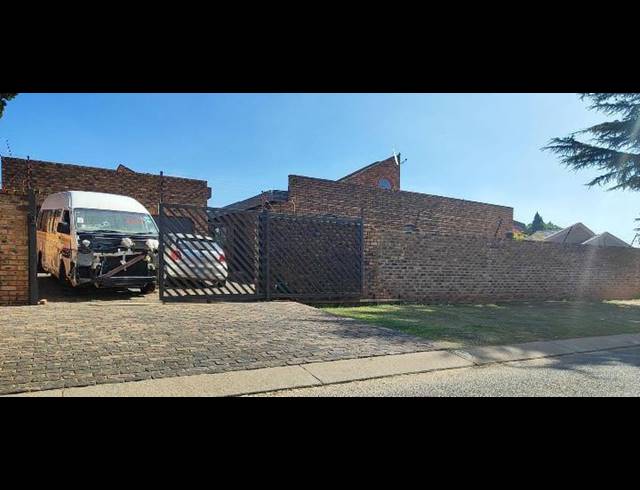 4 BEDROOM HOUSE FOR SALE IN DALPARK EXT 1